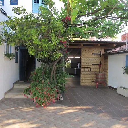 Apartment In With Sea View, Balcony, Air Conditioning, Wifi 3560-1 Sućuraj
